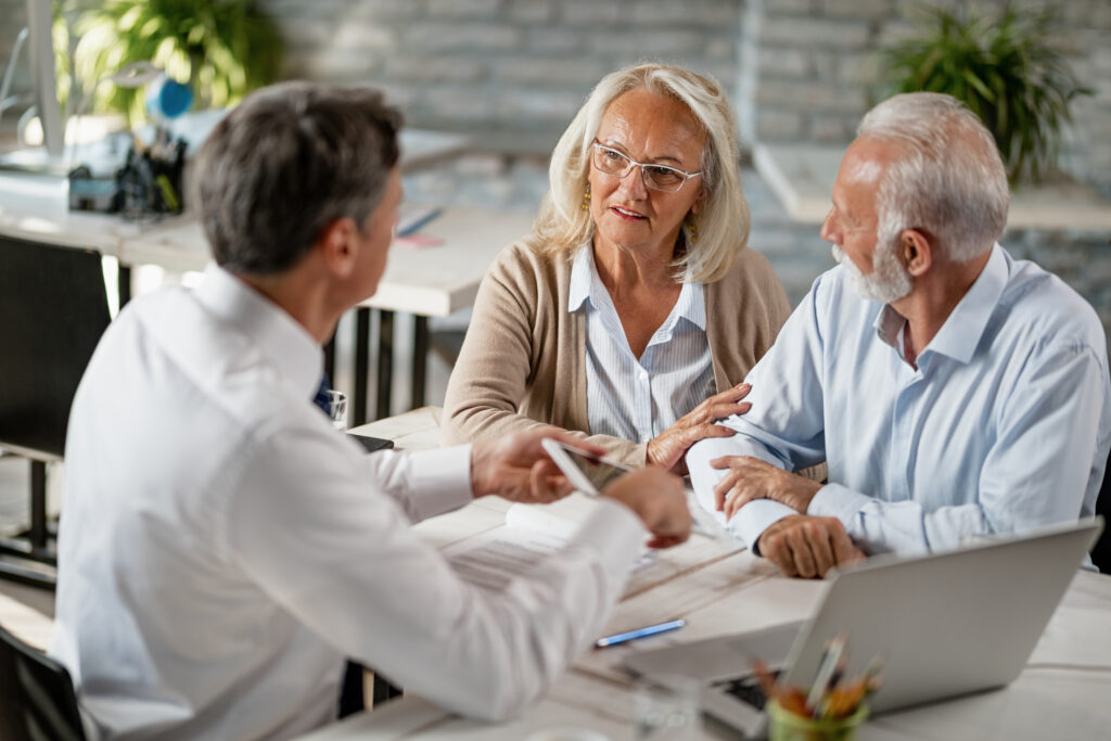 Réunion d'affaires avec un couple senior.