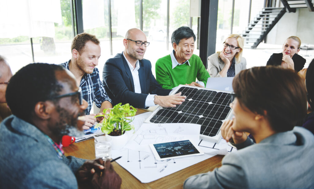 Réunion d'équipe avec panneau solaire.