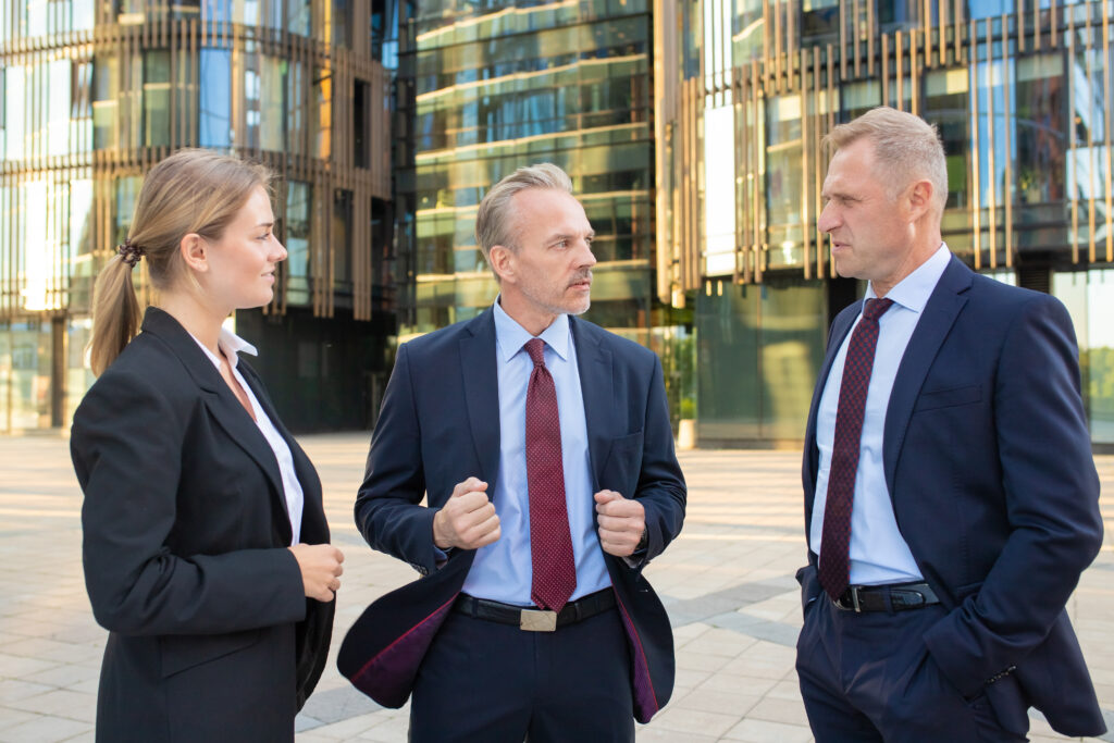 Discussion professionnelle devant un bâtiment moderne.