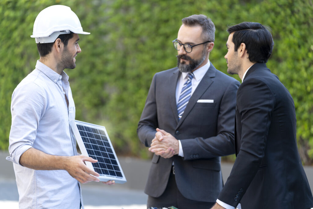 Réunion extérieure sur l'énergie solaire avec panneau.