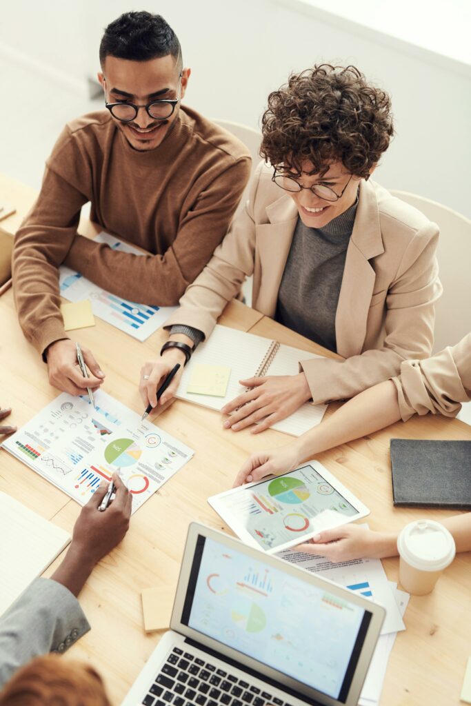 Réunion de travail avec graphiques sur table.