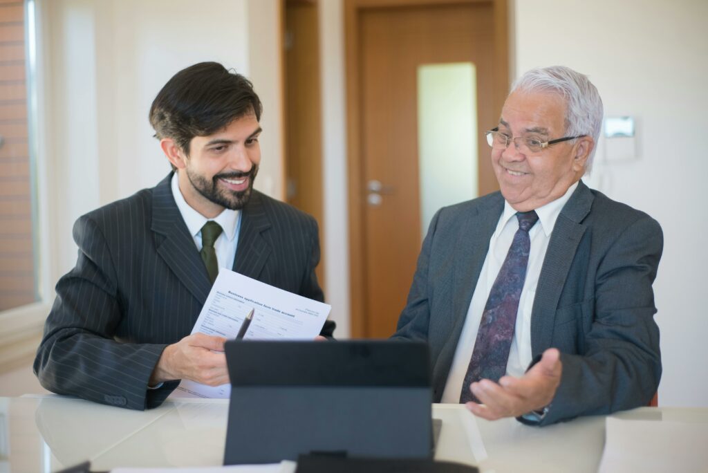 Deux hommes discutent dans un bureau.