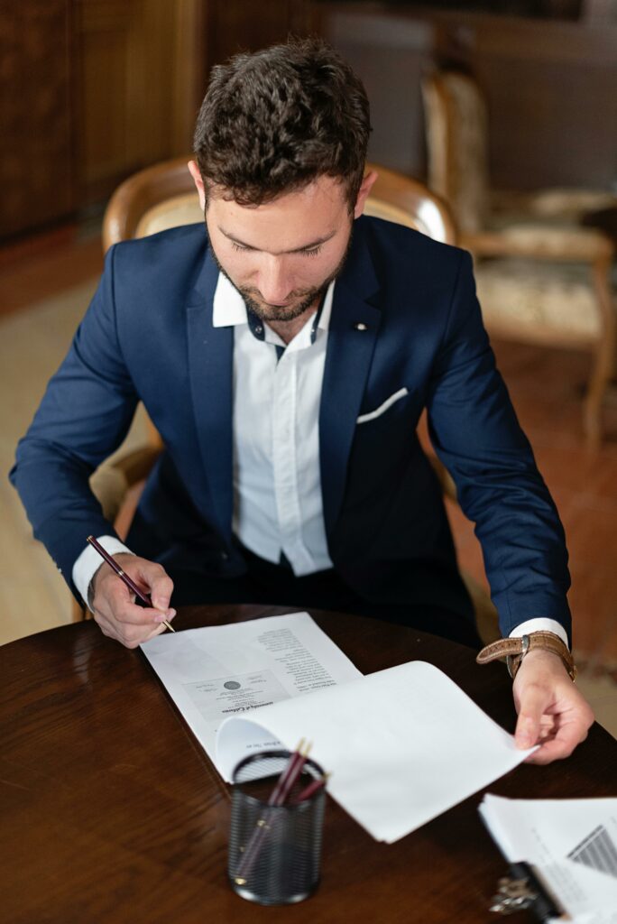 Homme en costume signant des documents