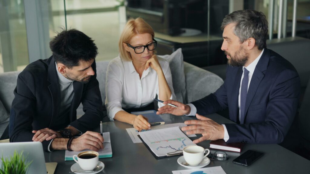 Business meeting avec documents et café.
