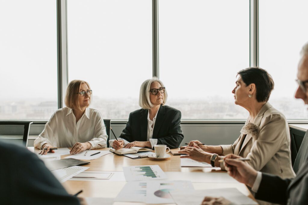 Réunion d'affaires autour d'une table.