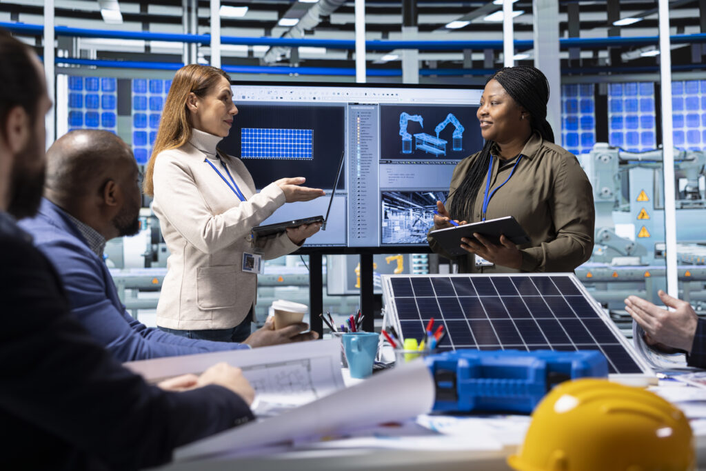 Réunion sur l'énergie solaire en laboratoire technologique.